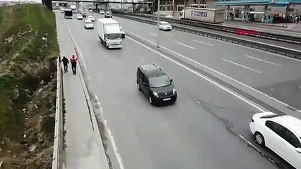 Avcılar’da yolda korkutan çatlaklar oluştu