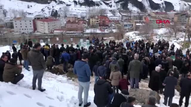 Van'daki çığ faciasında hayatını kaybeden 4 kişi toprağa verildi-2