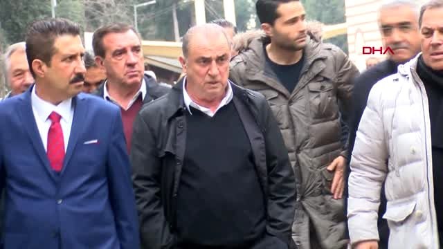 Spor fatih terim, babasını mezarı başında andı
