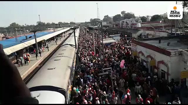 12 हजार श्रद्धालुओं को लेकर स्पेशल ट्रेन बेगमपुरा एक्सप्रेस काशी रवाना, स्टेशन पर रहा उत्सव का माहौल