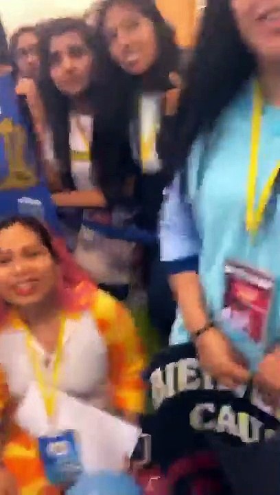 FANS PERUANAS ESPERAN LLEGADA DE EMILIO MARCOS Y JOAQUIN BONDONI "LOS ARISTEMO" EN AEROPUERTO DE LIMA 06.02.2020