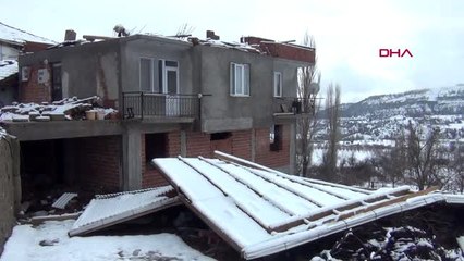 Simav'da fırtına çatı uçurdu