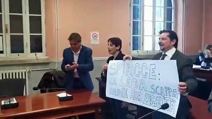 Raggi - Salvini oggi è venuto a Ostia per fare i soliti selfie (06.02.20)