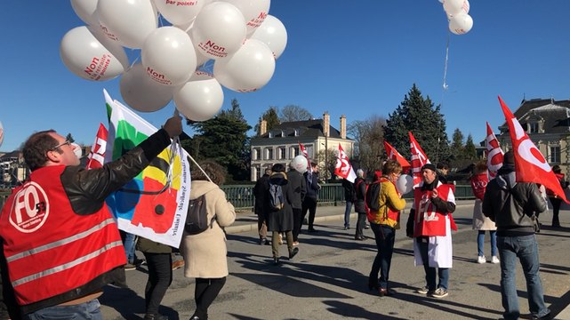 Réformes des retraites. À Laval, un lâcher de ballons en protestation contre Macron