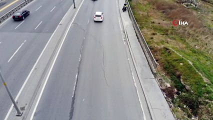 Avcılar'da E-5 Yanyolda Korkutan Çatlaklar
