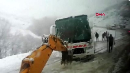 Isparta kayan yolcu otobüsü, uçurumun kenarında durdu