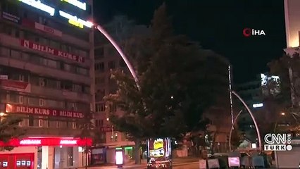 Ağaçlar devrildi, binaların çatısı uçtu