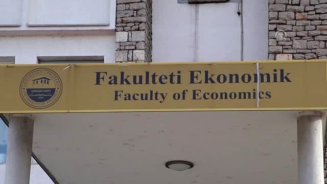 Türk askerinden Kosova'daki üniversitenin bilgisayar dersanesine donanım desteği