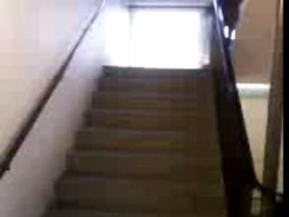 Julien tombe dans les escaliers à la fac