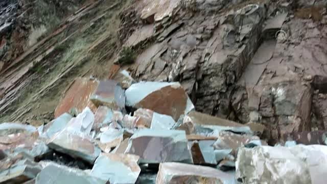 Kara yolunda heyelan