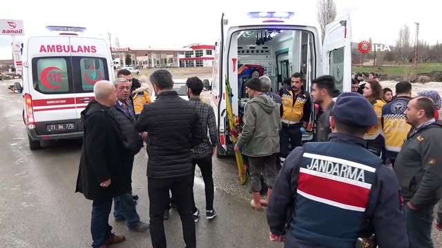 Hafif ticari araçla kamyon çarpıştı: 5 kişilik araçtaki 9 kişi kazada yaralandı