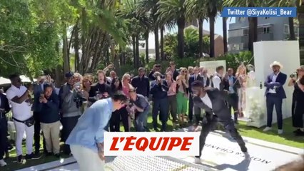 Siya Kolisi tape la balle avec Federer - Tennis - WTF