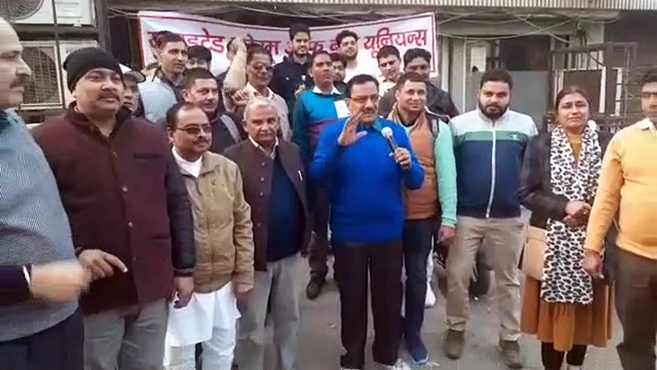 शामली: ड्यूटी के बाद सड़क पर आए बैंक कर्मचारी,...