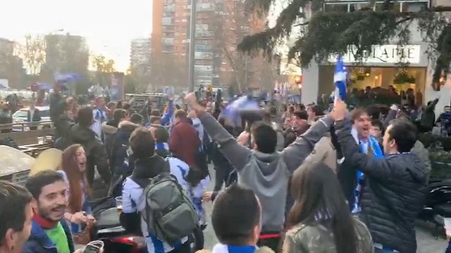 Aficionados de la Real Sociedad a su llegada el Bernabéu