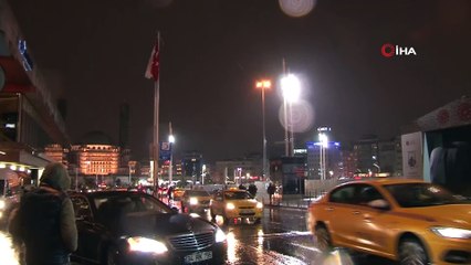 Beklenen kar yağışı Taksim’de etkili olmaya başladı