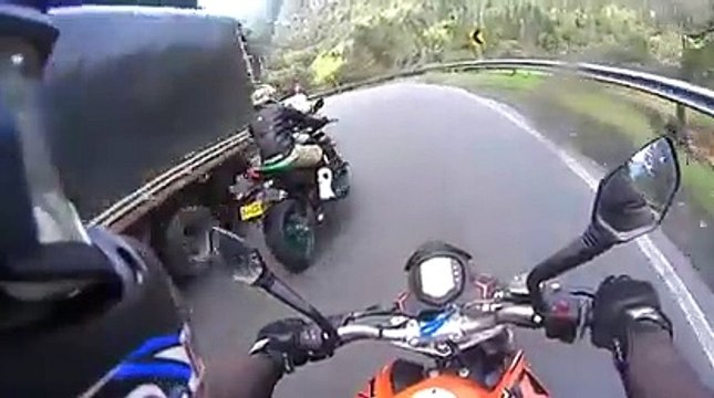Regardez qui réussit à doubler ces 2 motards dans une descente... Dingue