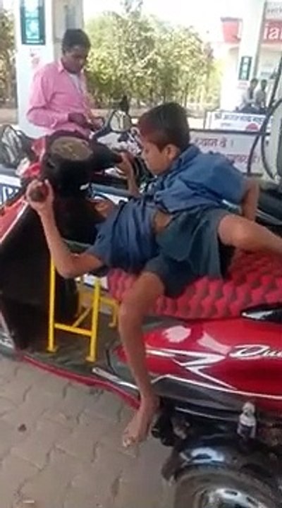 Ces jeunes frères siamois font du scooter