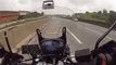 Ce motard prend l'autoroute à contresens pour échapper à des voleurs