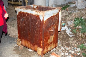 Yeni doğan bebeği çöpe attılar