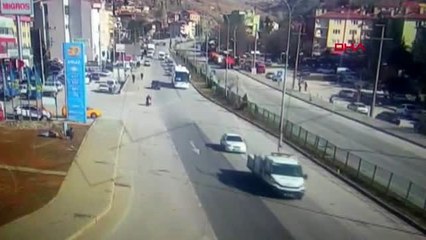 Afyonkarahisar yolcu otobüsü ile elektrikli bisikletin çarpıştığı ölümlü kaza kamerada