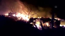Erzurum'da çıkan yangında 3 ev ile ahır ve samanlık yandı