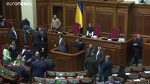 شاهد: عراك بالأيدي في البرلمان الأوكراني
