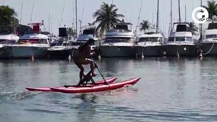Passeio de bicicleta no mar