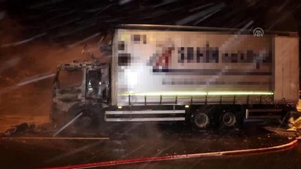 Anadolu Otoyolu'nda yanan kamyon trafiği aksattı