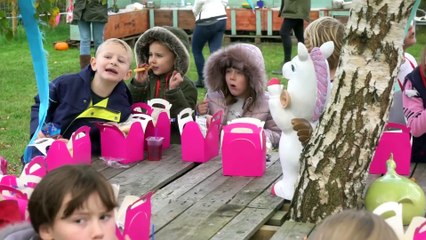 Sophia,  Isabella e Alice Lendo Cartas Parte 1