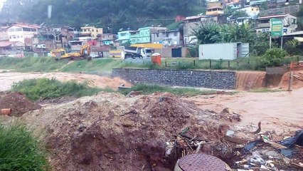 Corrego transbordando no Barreiro