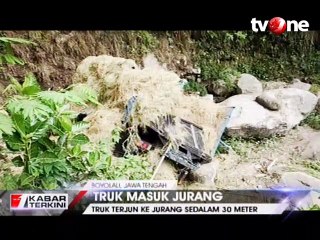 Truk Sarat Muatan Masuk Jurang Sedalam 30 Meter