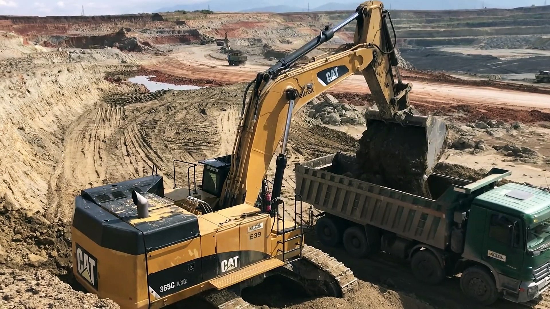 Cat 365C Excavator Loading Trucks - video Dailymotion