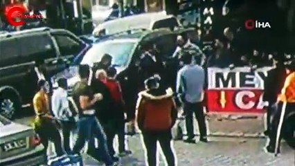 Esenyurt’ta tahta süpürge sapıyla kavga kamerada