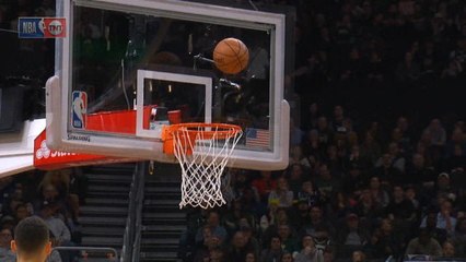 下载视频: Giannis put-back dunk spurs on Bucks