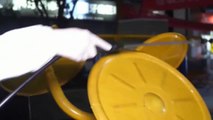 Camiones y operarios limpian las calles en China para tratar de frenar el avance del coronavirus