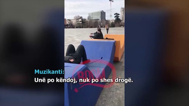 Policia Bashkiake i tregon ‘forcën e ligjit’ të moshuarit që këndon në shesh