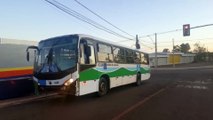 Ônibus do transporte coletivo é atingido por veículo que fugiu após a colisão no Santa Cruz