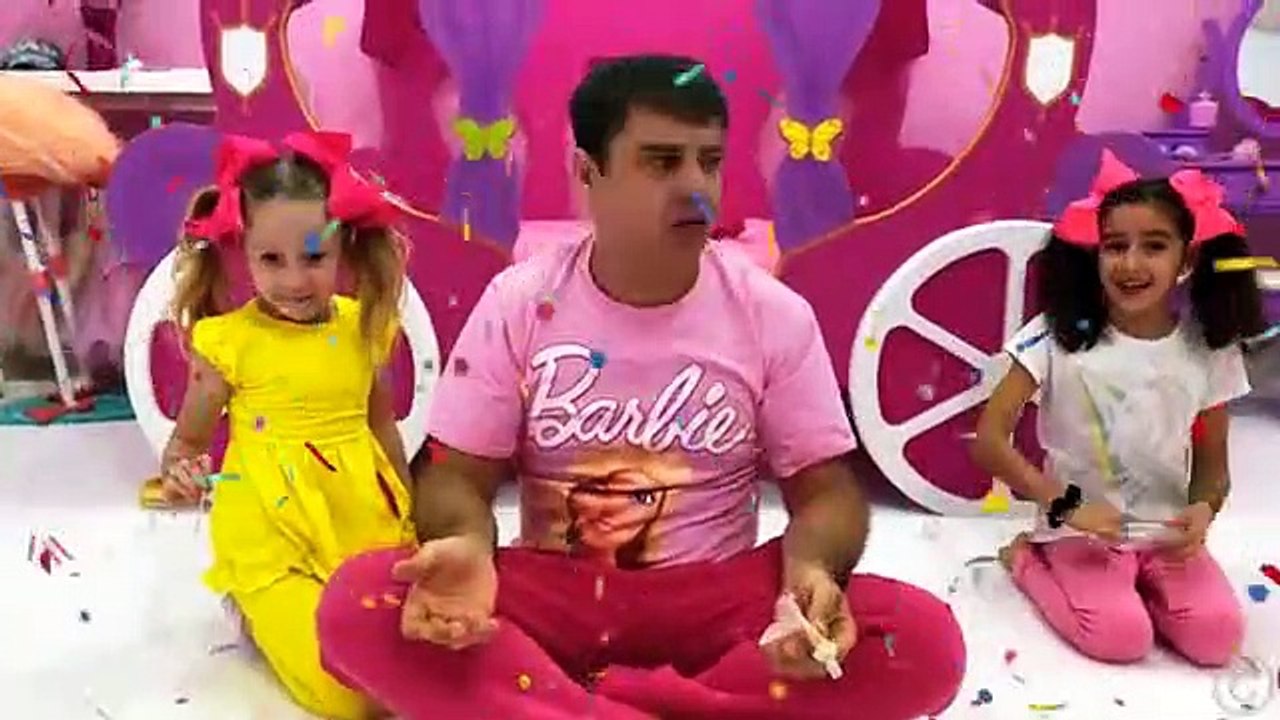 Nastya y papá están reventando bolas con sorpresas funny Kids
