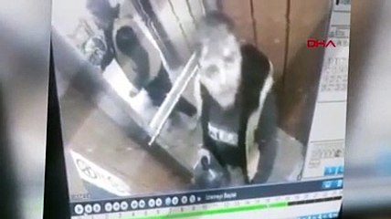 İzmir'de bir sucu, asansörde damacanaya idrarını yaparken görüntülendi