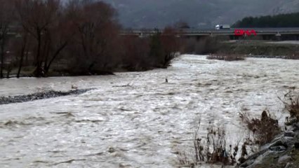 Adana pozantı'da sel nedeniyle yol çöktü