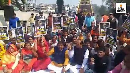 रानी कमलापति की प्रतिमा का लोकार्पण नहीं होने से नाराज आलोक शर्मा धरने पर बैठे