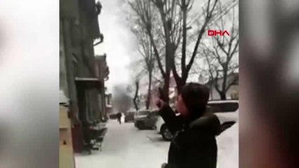 Bahçesine kar atanları silahla tehdit etti