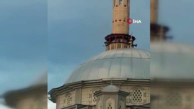 Ordu'daki fırtına cami minaresini beşik gibi salladı