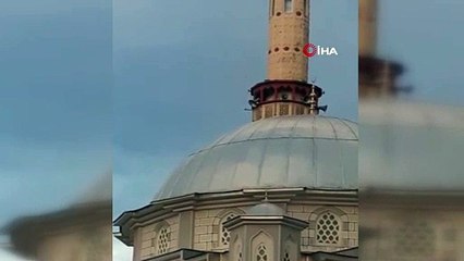Ordu'daki fırtına cami minaresini beşik gibi salladı