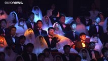 شاهد: الحب في زمن كورونا.. زفاف جماعي للآلاف بعد تعقيم المكان وبوجود كاميرات مراقبة حرارية