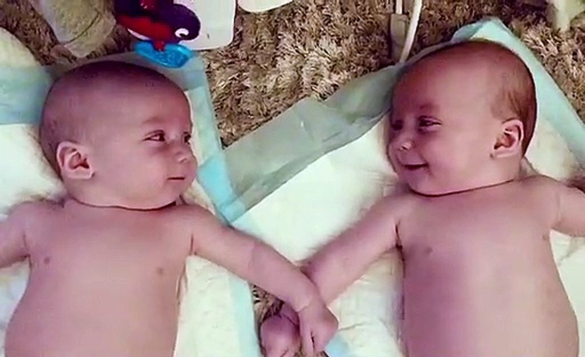 Une retrouvaille émouvante entre deux jumeaux séparés pour des raisons médicales.