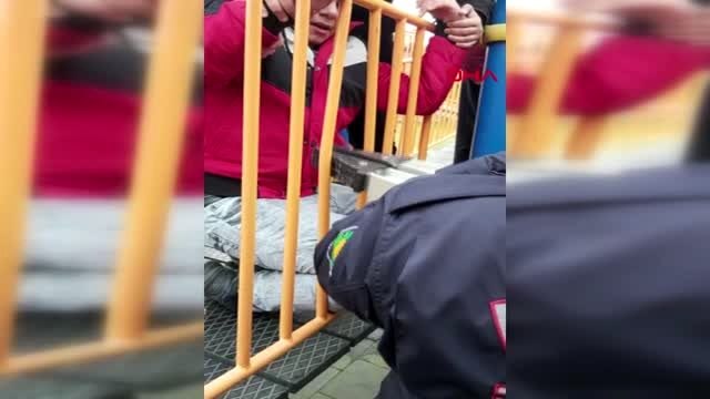 Malatya bacağı demir korkuluğa sıkışan çocuğu itfaiye kurtardı