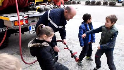 Centre de secours de Génolhac :  les minots à la lance à incendie