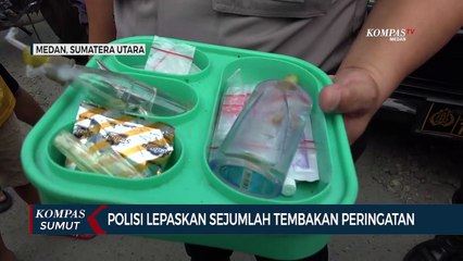 Polisi lepaskan sejumlah tembakan peringatan saat menggerebek sebuah pasar