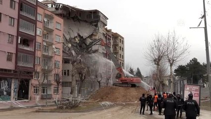 Ağır hasarlı bina kontrollü şekilde yıkılıyor